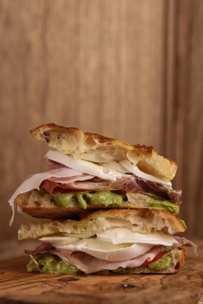 Focaccia farcita La Dolce Vita con prosciutto di Bassiano, mozzarella di bufala e pesto